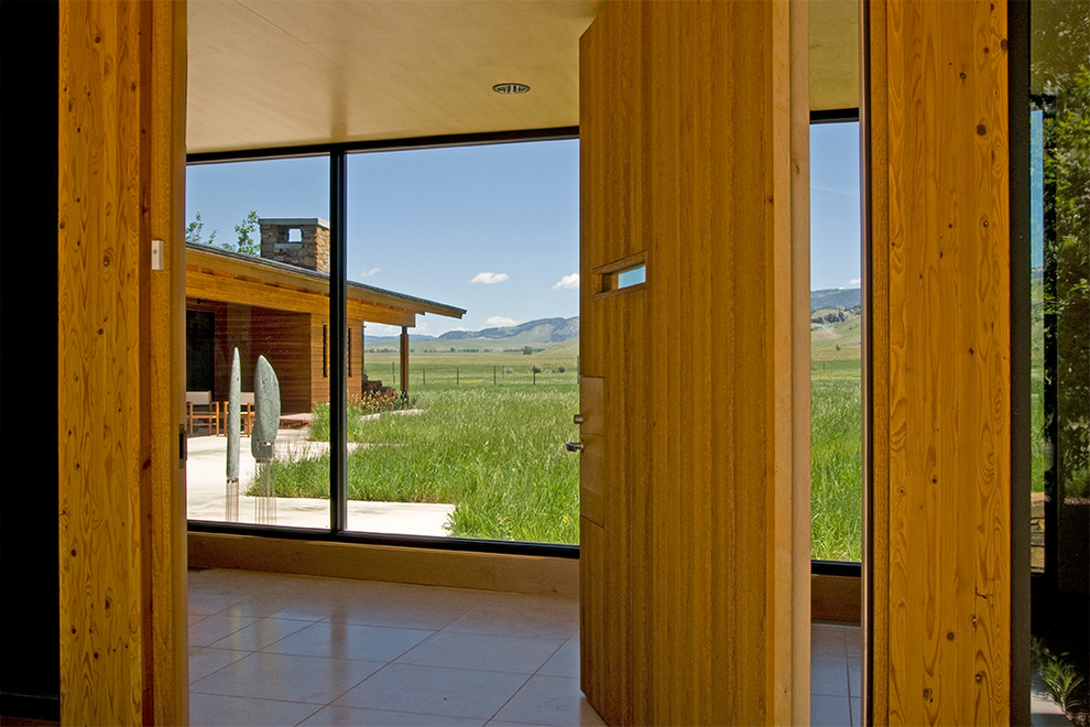 Foto de puerta principal minimalista grande con puerta pivotante y puerta de madera en tonos medios