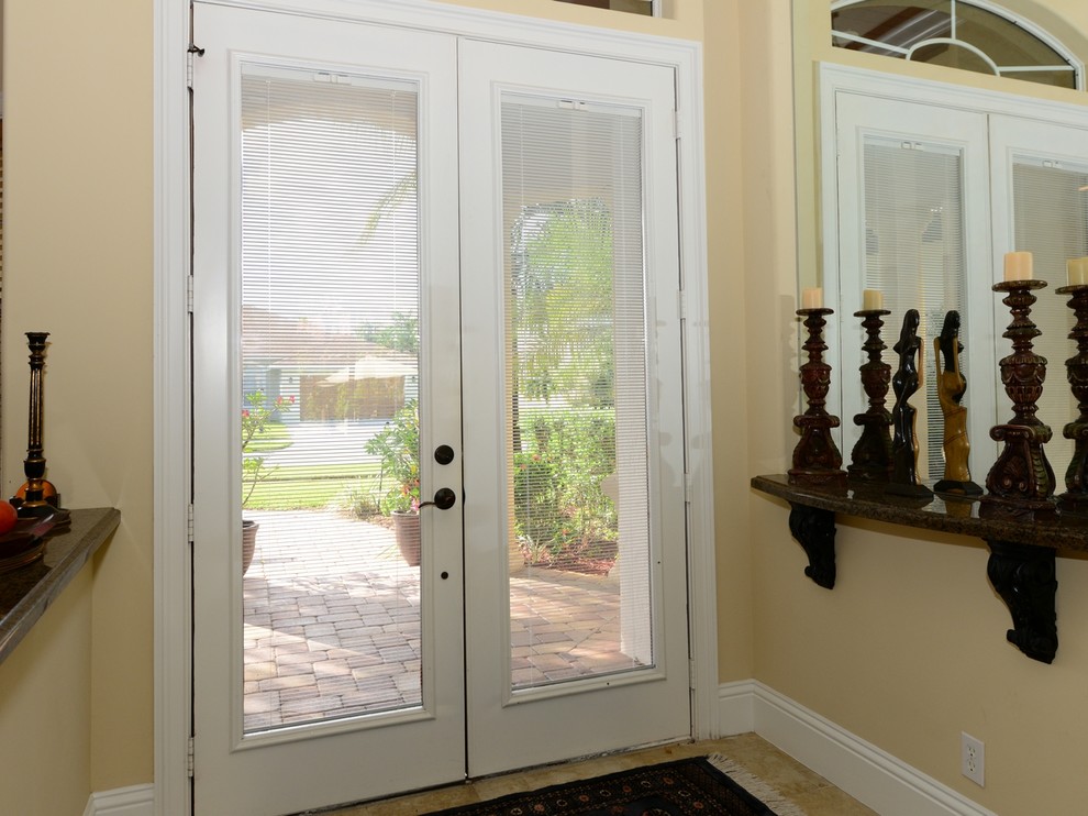 На фото: узкая прихожая среднего размера в морском стиле с бежевыми стенами, двустворчатой входной дверью и белой входной дверью