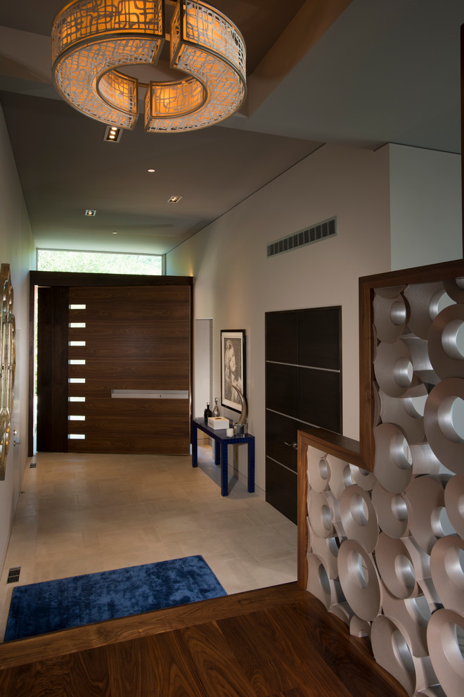 Geräumige Moderne Haustür mit beiger Wandfarbe, Keramikboden, Drehtür und dunkler Holzhaustür in San Francisco