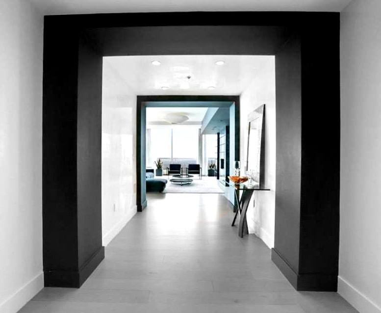 Idee per un ingresso minimalista con pareti bianche, parquet chiaro e pavimento grigio
