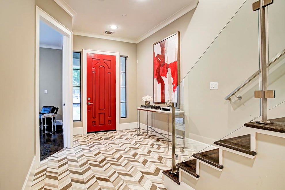 Идея дизайна: фойе среднего размера в стиле неоклассика (современная классика) с серыми стенами, полом из известняка, одностворчатой входной дверью и красной входной дверью