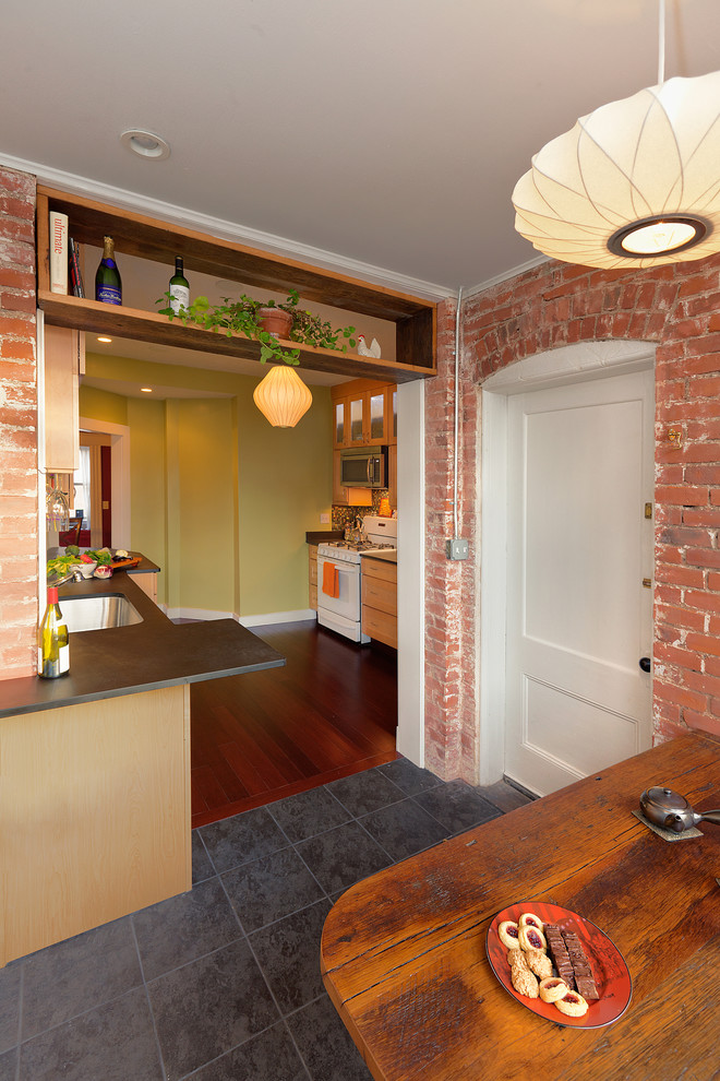 Источник вдохновения для домашнего уюта: входная дверь среднего размера с красными стенами, полом из керамической плитки, одностворчатой входной дверью и белой входной дверью
