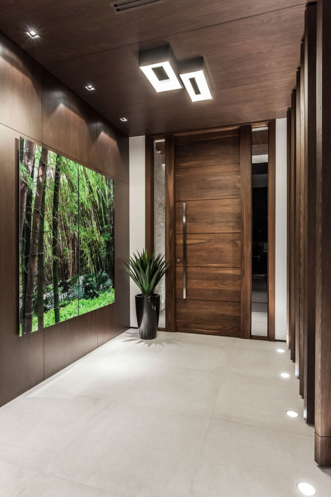 Cette image montre une grande porte d'entrée design en bois avec un mur blanc, une porte simple, une porte en bois brun et un plafond en bois.