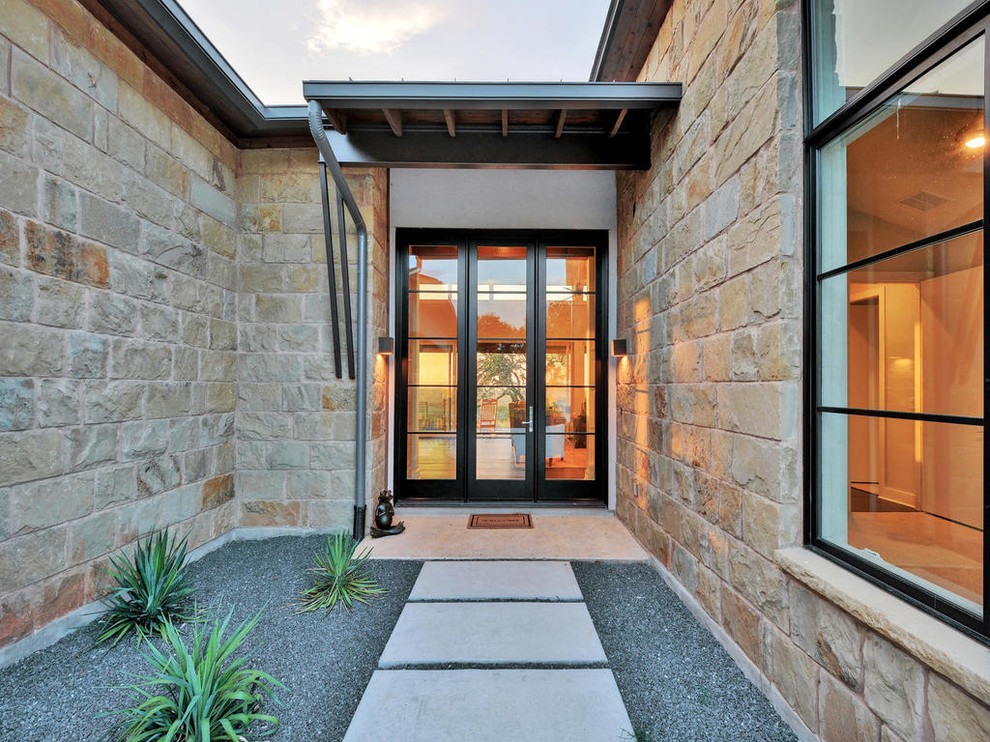 Foto på en mellanstor funkis ingång och ytterdörr, med betonggolv, en enkeldörr, glasdörr och vitt golv