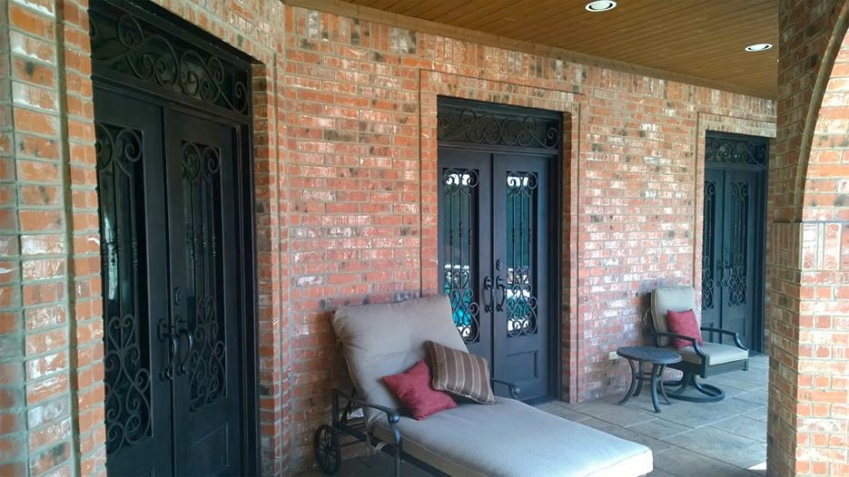 Immagine di una porta d'ingresso minimalista di medie dimensioni con una porta a due ante e una porta nera
