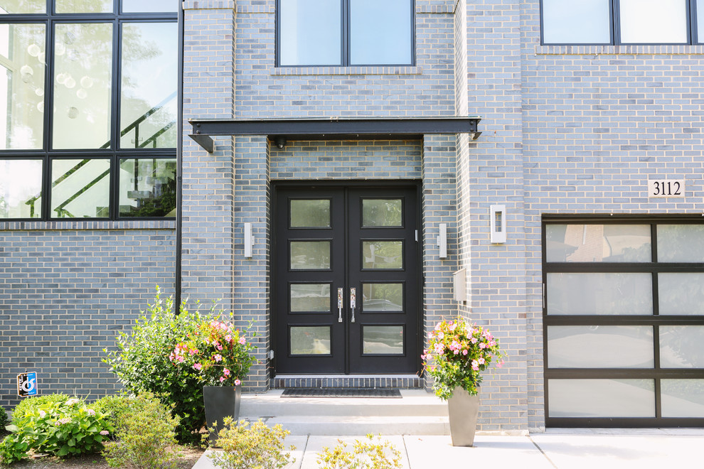 Свежая идея для дизайна: большая входная дверь в стиле неоклассика (современная классика) с серыми стенами, двустворчатой входной дверью и черной входной дверью - отличное фото интерьера