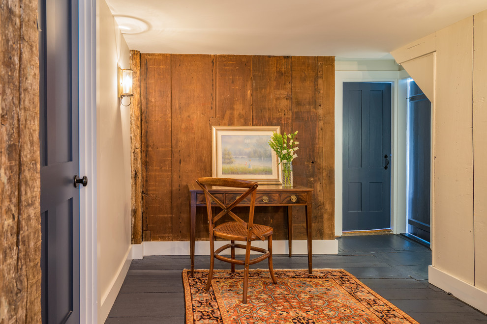 Immagine di un ingresso country di medie dimensioni con pareti beige, pavimento in legno verniciato, una porta singola e una porta blu