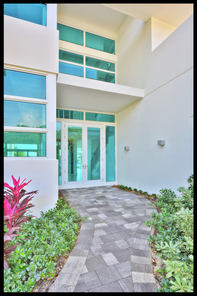 Große Moderne Haustür mit weißer Wandfarbe, Granitboden, Doppeltür, Haustür aus Glas und weißem Boden in Miami