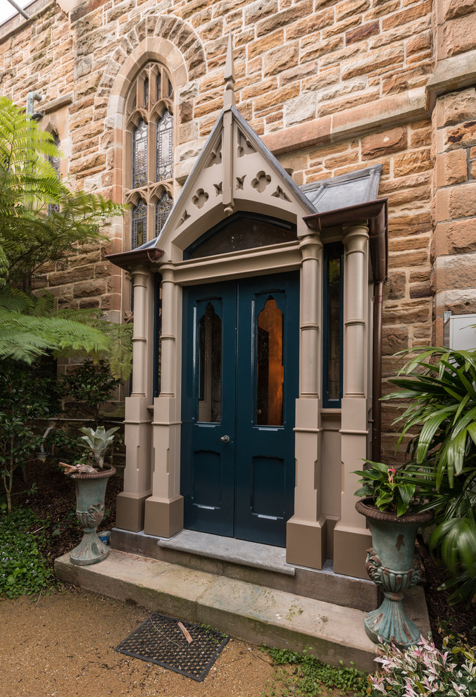 Foto di una porta d'ingresso chic con pareti marroni, una porta a due ante, una porta verde e pavimento marrone
