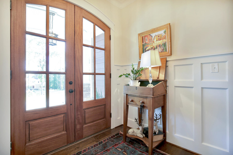 Idées déco pour une entrée craftsman de taille moyenne avec un couloir, un mur beige, parquet foncé, une porte double et une porte en bois brun.