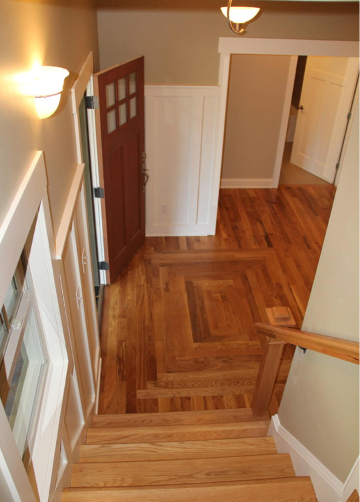 Aménagement d'un hall d'entrée craftsman de taille moyenne avec un mur beige, un sol en bois brun, une porte simple et une porte en bois brun.