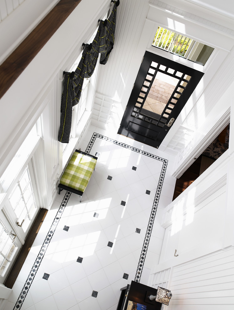 Idee per un ingresso design di medie dimensioni con pareti bianche, pavimento con piastrelle in ceramica, una porta singola, una porta nera e pavimento bianco