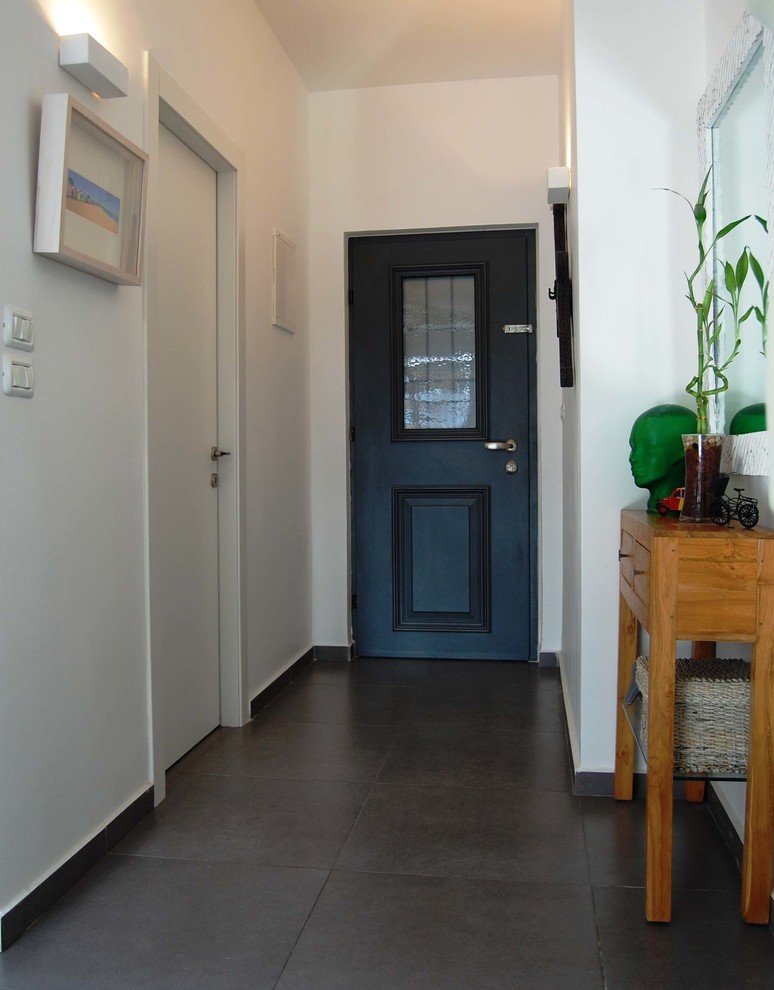 Immagine di un ingresso o corridoio boho chic con pareti bianche, pavimento con piastrelle in ceramica, una porta singola e una porta grigia