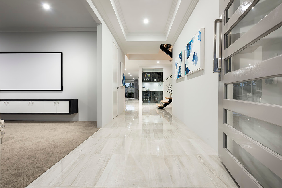 Foto di un grande corridoio design con pareti bianche, pavimento in gres porcellanato, una porta singola e una porta bianca