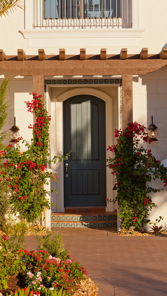Стильный дизайн: входная дверь среднего размера в средиземноморском стиле с бежевыми стенами, одностворчатой входной дверью и синей входной дверью - последний тренд