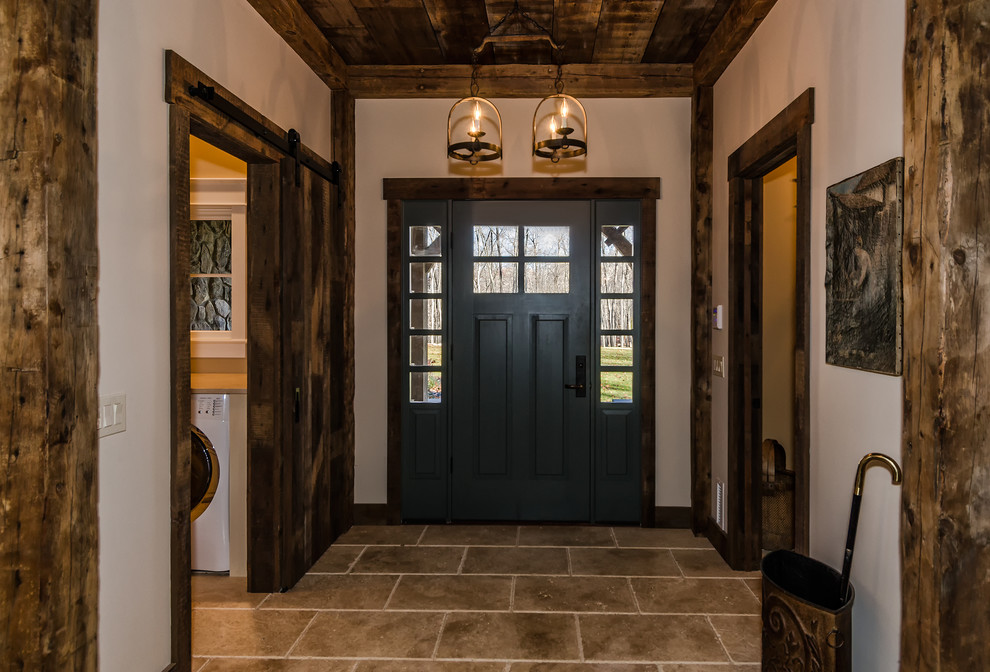 Idee per un ingresso o corridoio american style di medie dimensioni con pareti bianche, pavimento con piastrelle in ceramica, una porta singola e una porta blu