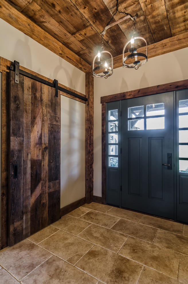 На фото: фойе среднего размера в стиле кантри с белыми стенами, полом из керамической плитки, одностворчатой входной дверью и синей входной дверью