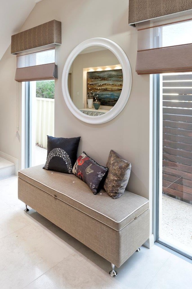 Mittelgroßes Modernes Foyer mit beiger Wandfarbe, Keramikboden, Doppeltür, brauner Haustür und beigem Boden in Perth