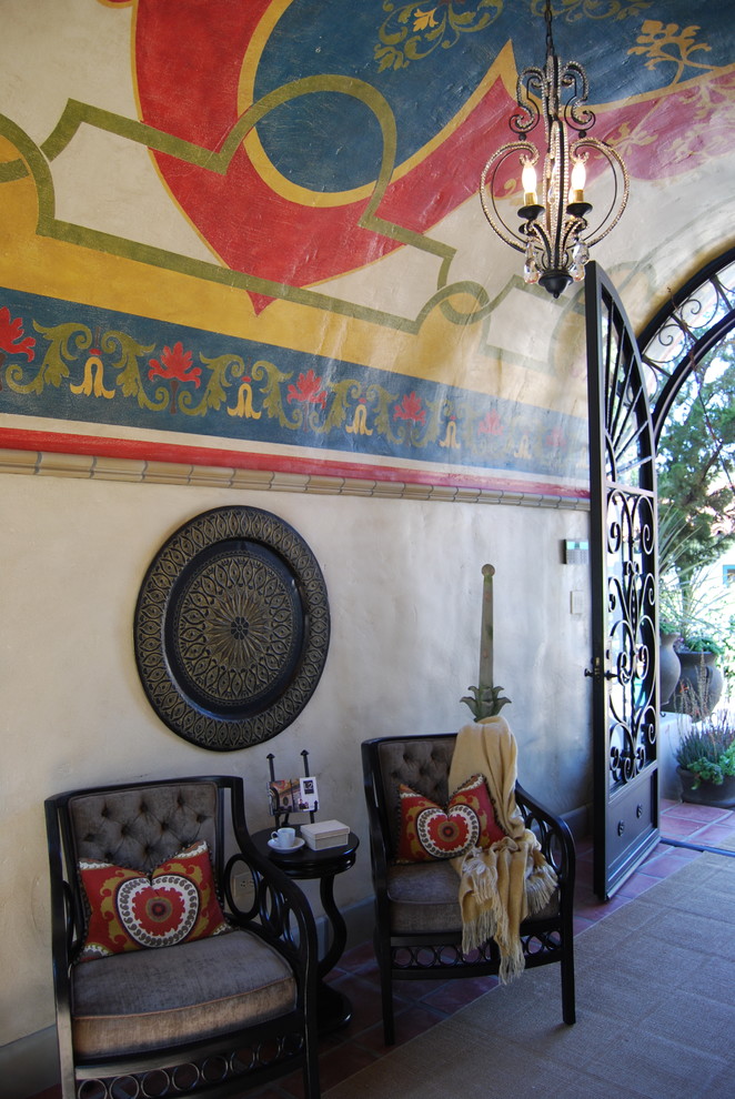 Esempio di un piccolo ingresso con vestibolo mediterraneo con pareti beige, pavimento in terracotta e una porta a due ante