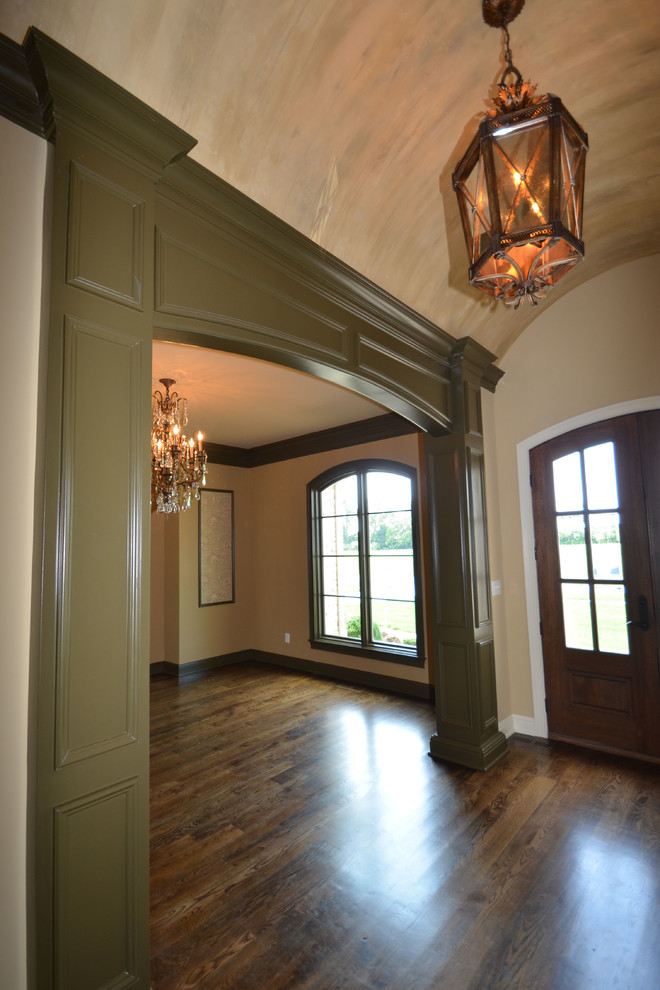 Immagine di un grande ingresso chic con pareti beige, parquet scuro, una porta a due ante e una porta in legno scuro