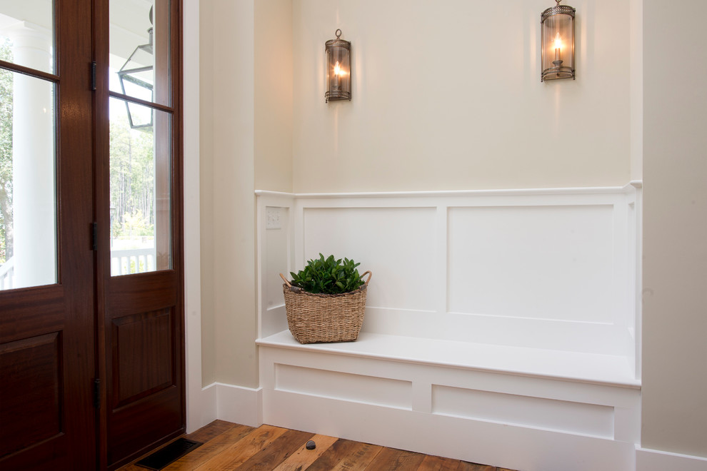 Mittelgroße Klassische Haustür mit braunem Holzboden, Einzeltür, dunkler Holzhaustür, braunem Boden und beiger Wandfarbe in Charleston