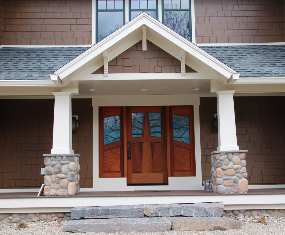 Idée de décoration pour une grande porte d'entrée craftsman avec une porte simple et une porte en bois brun.