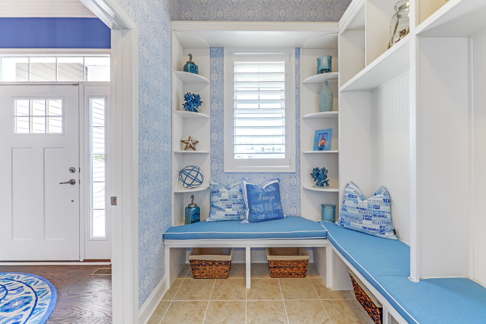 На фото: тамбур в морском стиле с синими стенами, одностворчатой входной дверью и белой входной дверью