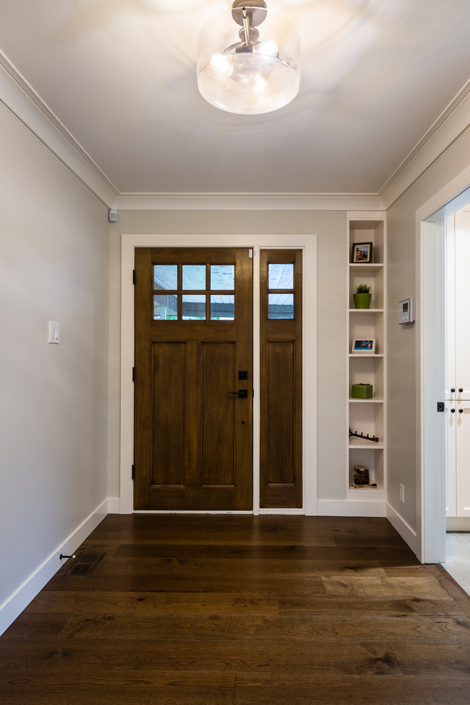 Foto de puerta principal tradicional renovada de tamaño medio con paredes beige, suelo de madera en tonos medios, puerta simple, puerta marrón y suelo marrón