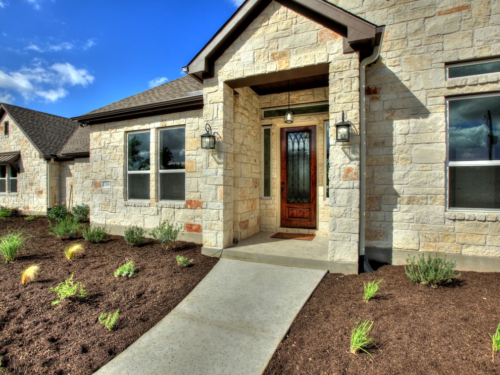 Landhaus Haustür mit Einzeltür und hellbrauner Holzhaustür in Austin