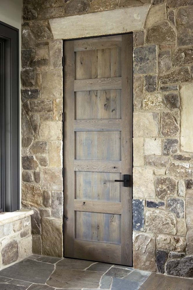 他の地域にあるラスティックスタイルのおしゃれな玄関 (マルチカラーの壁、スレートの床、淡色木目調のドア) の写真
