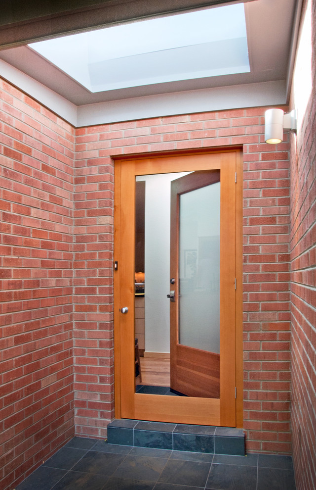 Example of a mid-century modern entryway design in Denver