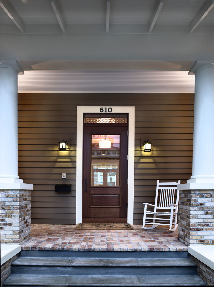 タンパにあるトラディショナルスタイルのおしゃれな玄関ドア (濃色木目調のドア) の写真