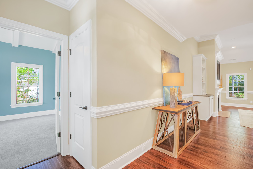 Источник вдохновения для домашнего уюта: фойе среднего размера в стиле неоклассика (современная классика) с бежевыми стенами, паркетным полом среднего тона, одностворчатой входной дверью и белой входной дверью