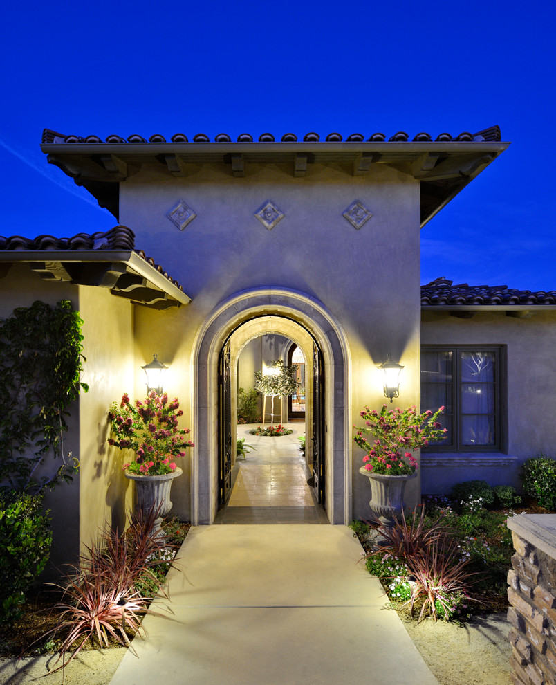Große Mediterrane Haustür mit beiger Wandfarbe, Porzellan-Bodenfliesen, Doppeltür, dunkler Holzhaustür und braunem Boden in San Diego