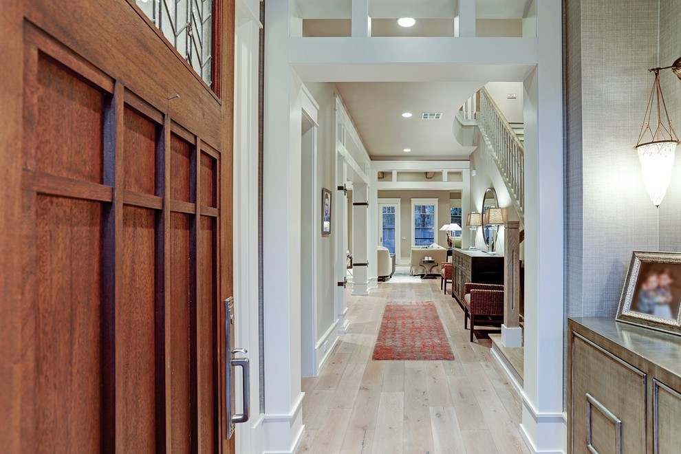 Diseño de hall de estilo americano de tamaño medio con paredes grises, suelo de madera clara, puerta simple, puerta de madera oscura y suelo beige