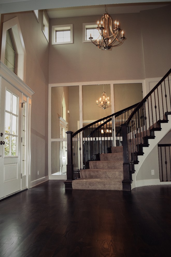 Источник вдохновения для домашнего уюта: большое фойе в классическом стиле с серыми стенами, темным паркетным полом, одностворчатой входной дверью и белой входной дверью
