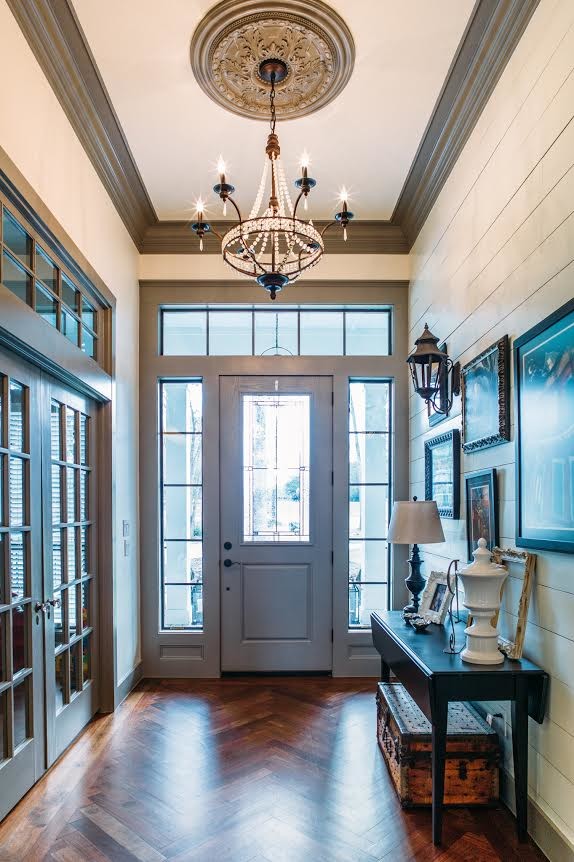 Mittelgroßer Klassischer Eingang mit Korridor, brauner Wandfarbe, dunklem Holzboden, Einzeltür, grauer Haustür und braunem Boden in Austin