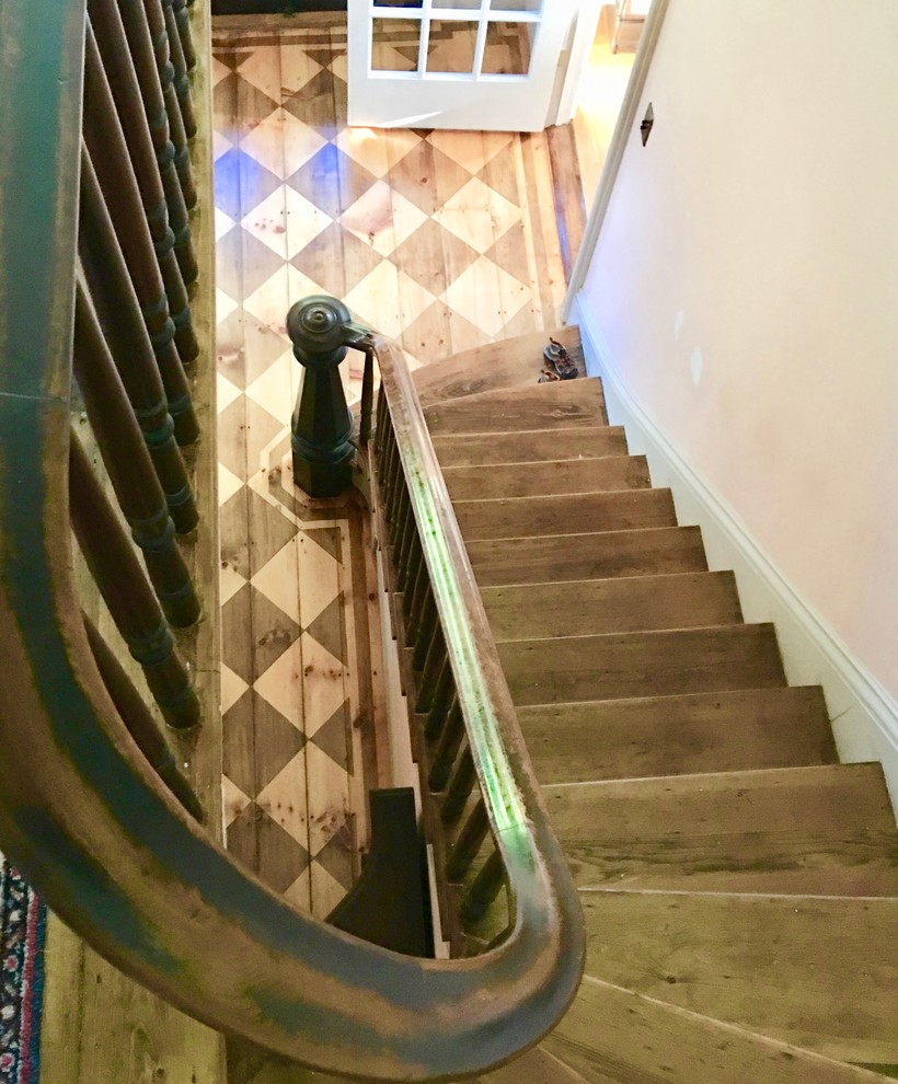 ボストンにあるラグジュアリーな広いトラディショナルスタイルのおしゃれな階段の写真