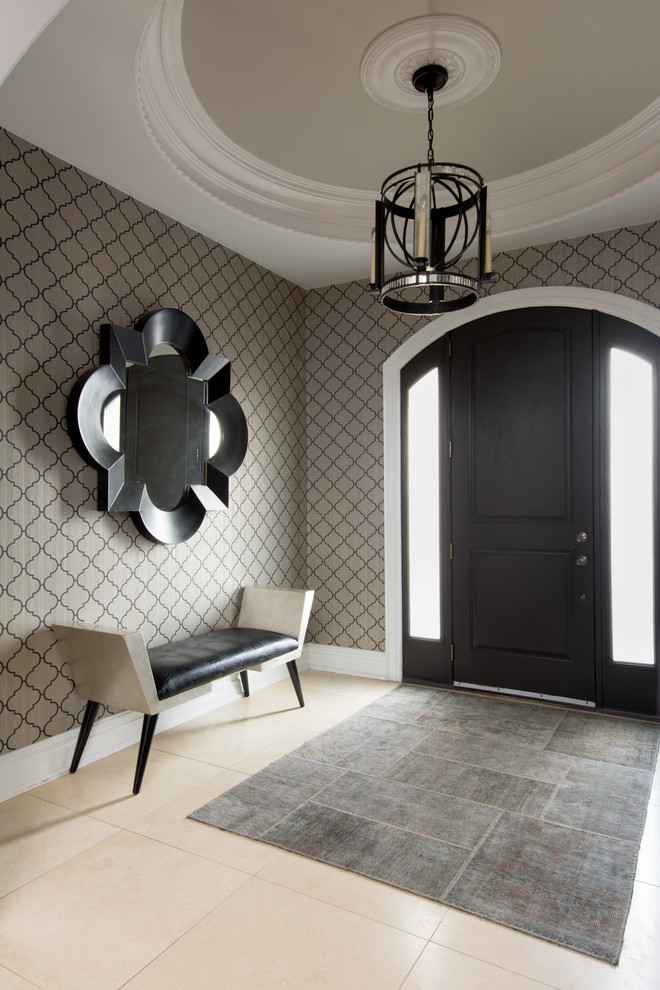 Свежая идея для дизайна: фойе в стиле неоклассика (современная классика) с серыми стенами, мраморным полом, одностворчатой входной дверью, черной входной дверью и бежевым полом - отличное фото интерьера