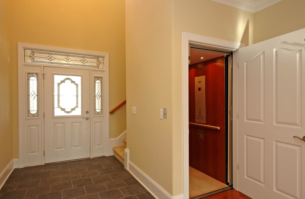 Entryway - traditional entryway idea in Raleigh