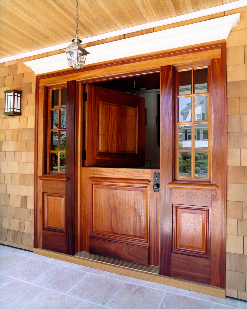 Свежая идея для дизайна: большая входная дверь в стиле кантри с голландской входной дверью и входной дверью из дерева среднего тона - отличное фото интерьера
