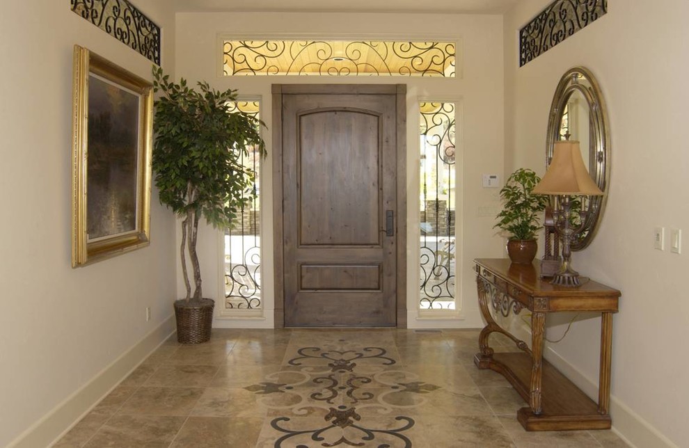 На фото: входная дверь среднего размера в средиземноморском стиле с белыми стенами, полом из травертина, одностворчатой входной дверью и входной дверью из дерева среднего тона с