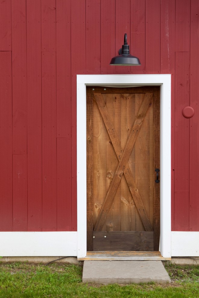 Идея дизайна: входная дверь в классическом стиле с одностворчатой входной дверью и входной дверью из дерева среднего тона