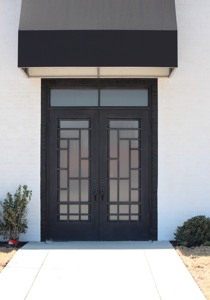Aménagement d'une porte d'entrée industrielle avec une porte double et une porte métallisée.