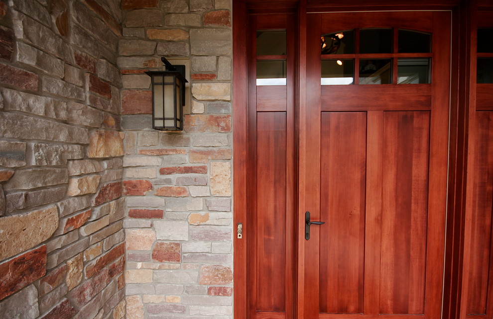 Cette photo montre une très grande porte d'entrée chic avec une porte simple et une porte en bois brun.