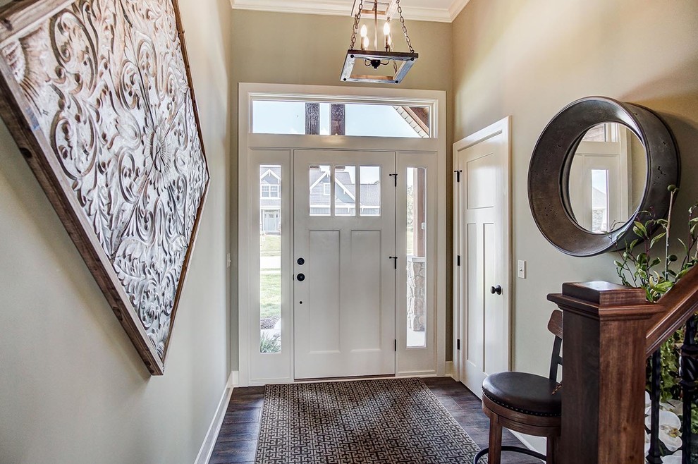 Источник вдохновения для домашнего уюта: большая входная дверь в стиле рустика с зелеными стенами, одностворчатой входной дверью, темным паркетным полом, белой входной дверью и коричневым полом