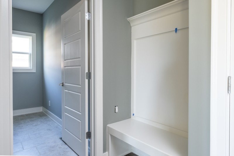 Idées déco pour une entrée classique de taille moyenne avec un vestiaire, un mur bleu, un sol en marbre, une porte simple et une porte blanche.