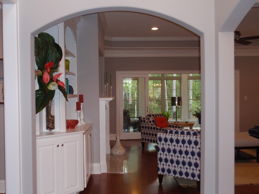 Example of a classic entryway design in Wilmington