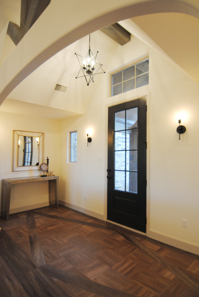 Modelo de puerta principal contemporánea de tamaño medio con paredes blancas, suelo vinílico, puerta simple y puerta negra