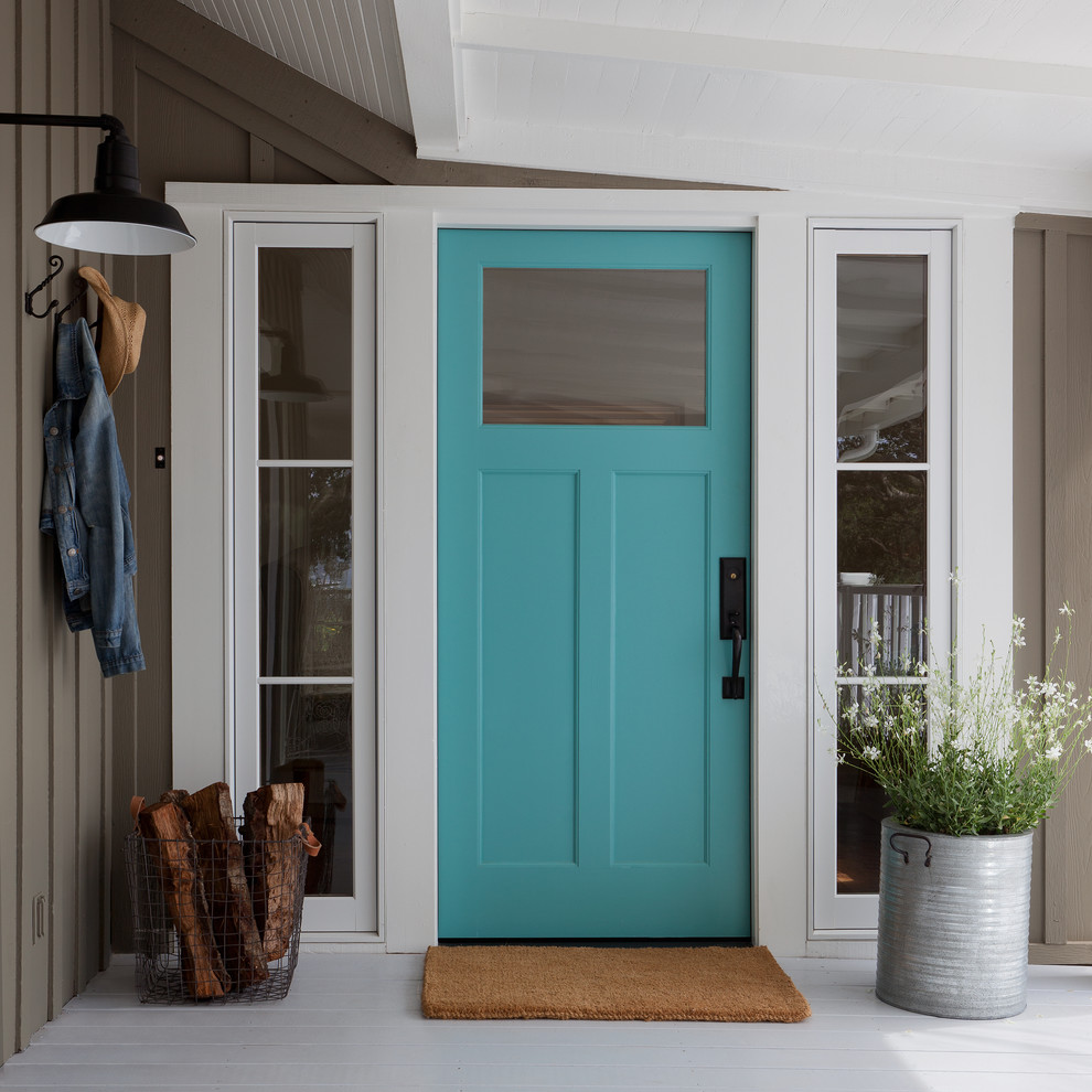 Cette photo montre une entrée nature avec une porte simple et une porte bleue.